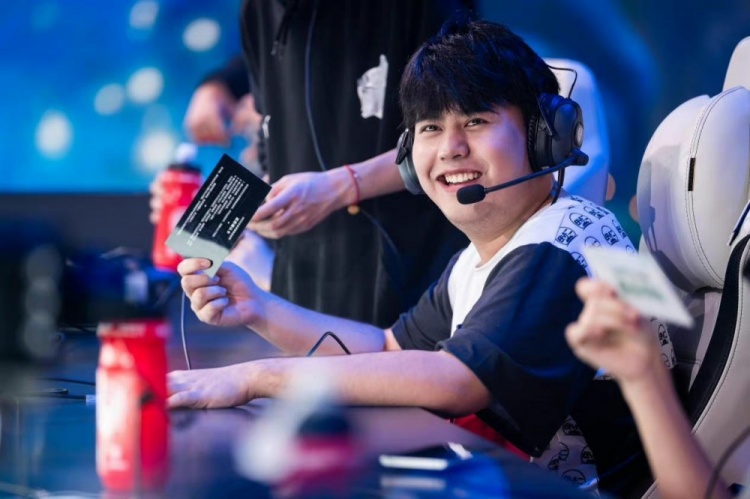 柔和山景与